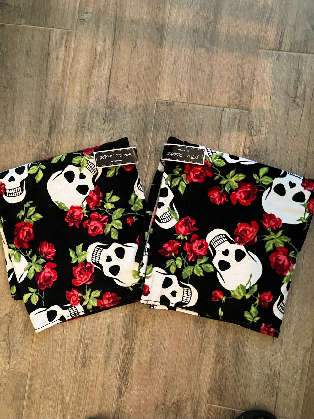 ❤️Betsey Johnson set of 2 bath towels black red roses skulls large towels NWT